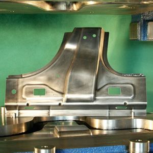 Ein typisches Presshärteteil sind B-Säulen – hier ein Säulenfuß – von heutigen Automobilen.(Bild:  Fraunhofer IWU)