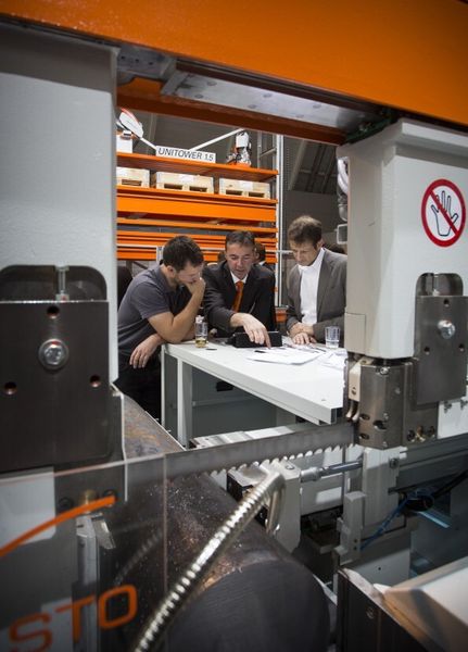 Kasto: Beratungsgespräch an der KPC-Performance-Cutting-Bandsäge. (Bild: Messe Stuttgart)
