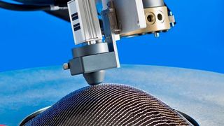 Mit der Eddycus-Geräteplattform hat das Fraunhofer IKTS, wie es heißt, ein System für den steigenden Bedarf im Leichtbau geschaffen, das auch Nachfragen nach wirbelstrombasierten Verfahren für die Qualitätssicherung anderer Bereichen bedienen kann. Außer der Prüfung von carbonhaltigen Verbundwerkstoffen, Keramiken und Metallen, könne die Eddycus-Hochfrequenz-Wirbelstromtechnik auch die Aushärtereaktionen von Epoxidharzen überwachen. Hier bei einer 3D-Texturanalyse an carbonfaserverstärktem Composite auf dem sogenannten Drapierprüfstand. Hannover-Messe 2018 in Halle 5 am Stand A26. (Fraunhofer IKTS)