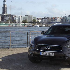 ... während der FX 37 mit einem 3,7-Liter-Motor auskommen muss, der aber immer noch 320 PS entwickelt.