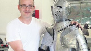 Das ist Heinz Schneider. Seine große Leidenschaft ist die Blechbearbeitung – nein nicht irgendeine, sondern er bringt das Blech schön in Form und macht daraus Ritterrüstungen. (Bild: Kuhn)
