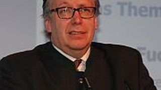 Rechtsanwalt Elmar Fuchs geht mit dem AZT-Merkblatt zur Beilackierung hart ins Gericht. (Foto: Wenz)