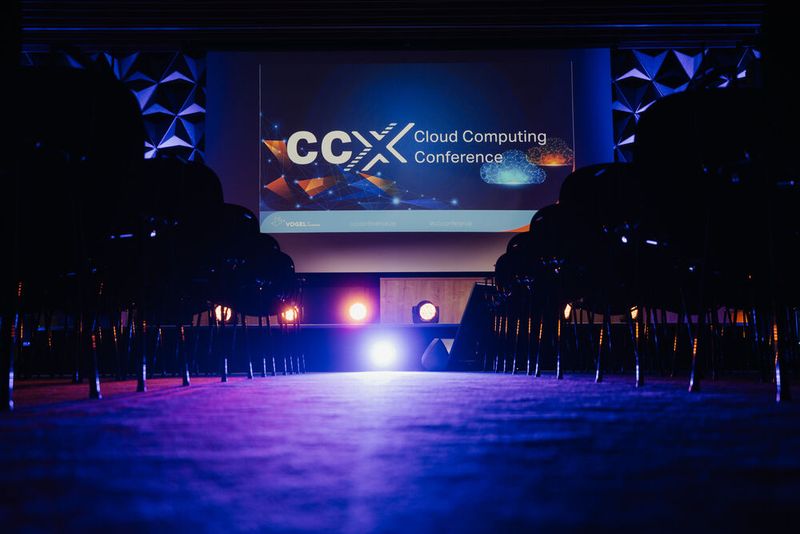 Ein Blick auf die Bühne der Cloud Computing Conference 2025 (CCX) in Frankfurt. (Bild: Manuel Emme Fotografie)