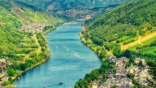 Um einen konstanten Datenfluss zu gewährleisten, setzten viele Unternehmen lange Zeit auf eigene Standleitungen, die den Austausch von Informationen zwischen Werkshallen und produzierenden Niederlassungen und der Zentrale gewährleisteten. (Bild: gemeinfrei)