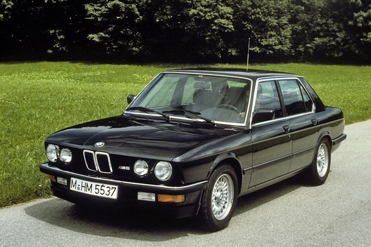 250 km/h waren für den BMW M5 mit 210 kW/286 PS starkem Vierventil-Sechszylinder-Motor (aus dem legendären M1) laut zeitgenössischen Testberichten kein Problem. (Foto: BMW)
