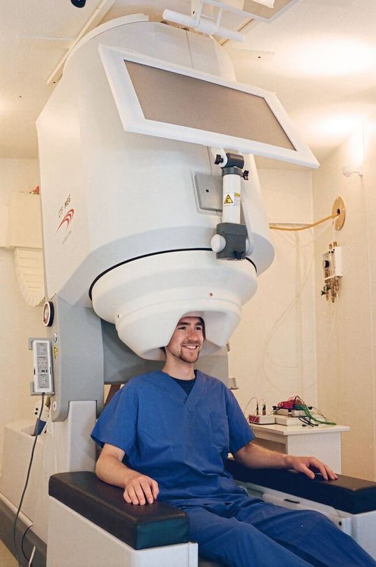 Was aussieht wie ein überdimensionierter Haartrockner ist der Magnetoenzephalograph, mit dem die Hirnströme von Probanden untersucht wurden.(Bild:  Foto: Fabian Zapatka / HIH)