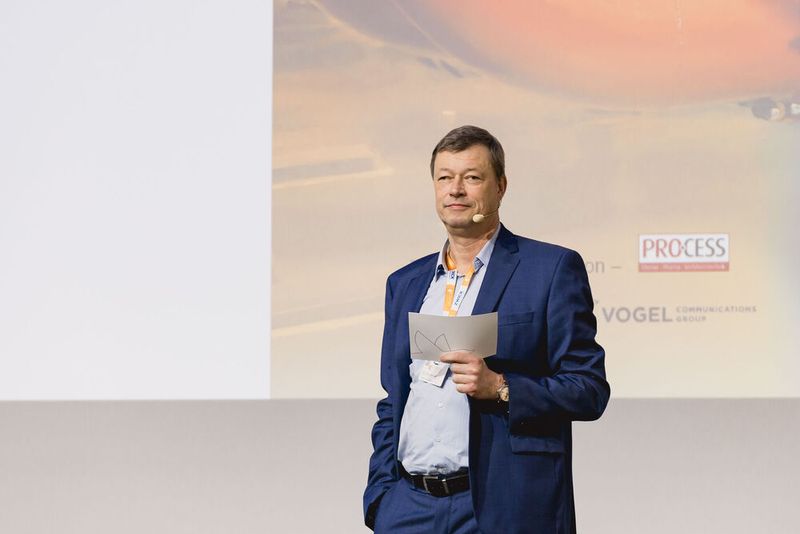 PROCESS-Chefredakteur Dr. Jörg Kempf begrüßt die Permiere-Teilnehmer und gibt einen Überblick über das spannende Tagesprogramm. (Bild: Stefan Bausewein)