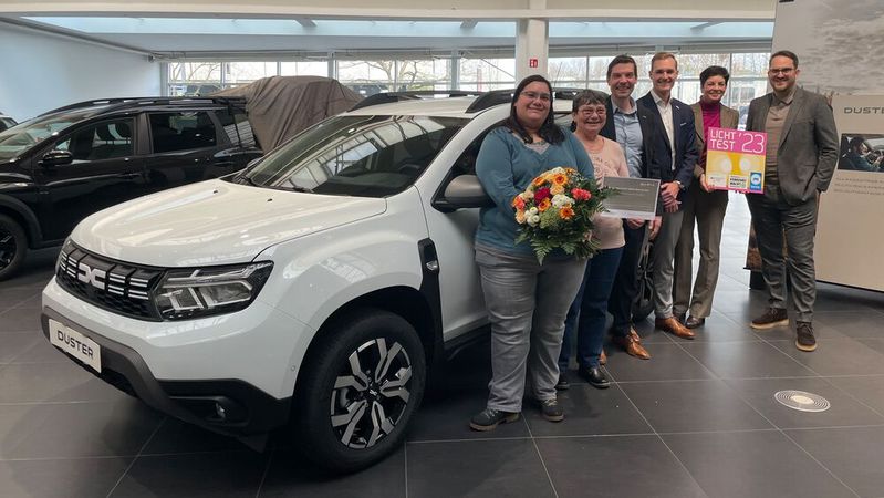 Die Gewinnerin Cordula Rahner (v. l.) mit ihrer Mutter, Andreas Lübeck, Yannick Enderlein (beide Dacia), Claudia Weiler (Innung Köln) und Alexander Körner (RRG) (Bild:   ProMotor)