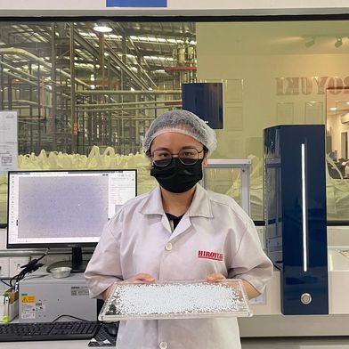 Angel Loh, Chemikerin bei Hiroyuki, mit rPET-Pelletproben, die mit dem Purity Concept V-System geprüft werden (Bild: Sikora)