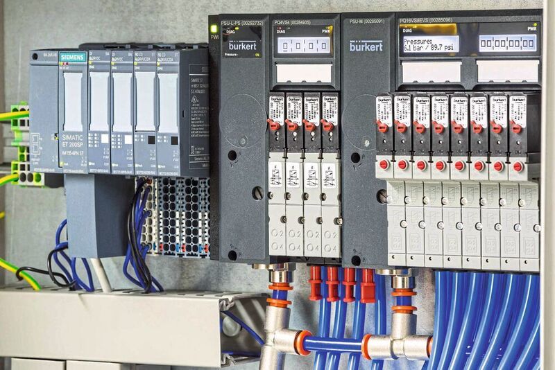 Einfache Integration in die Siemens-Welt: Die Ventilinsel vom Typ 8647 ist vollständig in das dezentrale Peripheriesystem Simatic ET 200SP HA integriert.  (Bürkert)