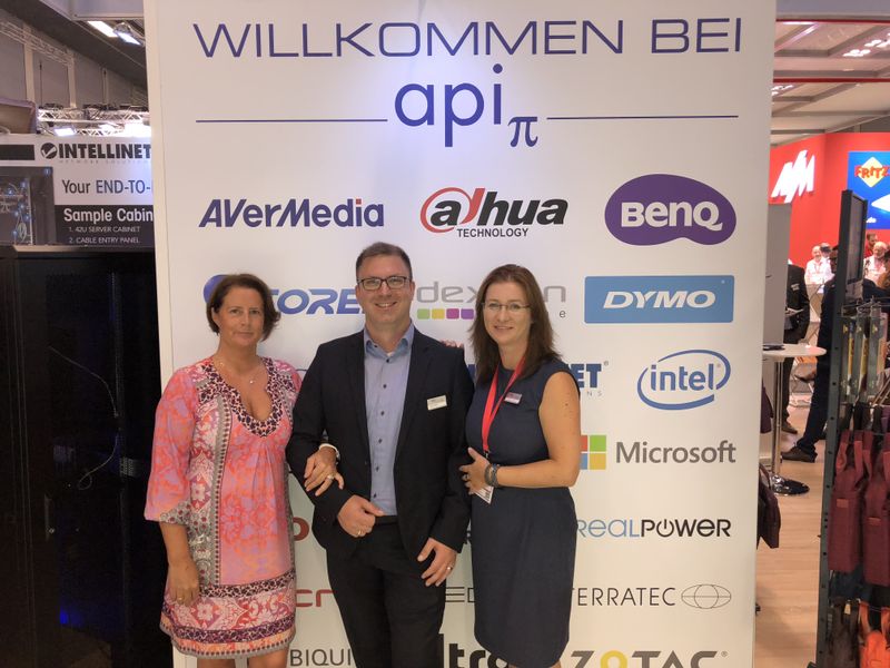 Der glücklichste Mann auf dem api Stand Kosta Skerletopoulos, Ina Heyne und Nicole Fischer(r.). (Bild: IT-BUSINESS)