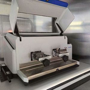 Schwingmühlen sind fester Bestandteil vieler Labore. Das Team um Prof. Dr. Lars Borchardt nutzt sie jedoch, um komplexe Moleküle aufzubauen – ganz ohne Lösungsmittel. (Bild:  RUB)