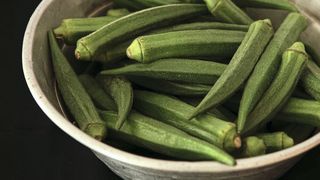 Okra-Schoten gehören traditionell zur westafrikanischen Küche (gemeinfrei, Neha Deshmukh)