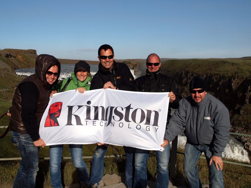 Dennis Scheutzel (Kingston), Veronika Freundl (Kingston), Frank Fitze (Tech Data), Christian Marhöfer (Kingston), Stephan Amsler (Kingston Schweiz) (Archiv: Vogel Business Media)