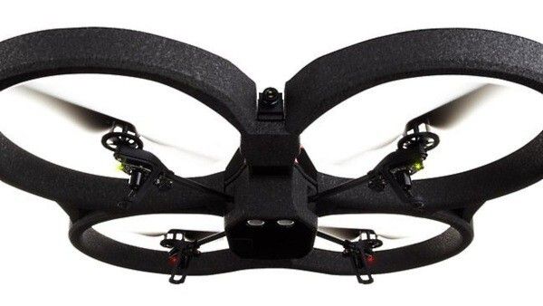 Da kann der Gripen einpacken:  The Parrot AR.Drone 2.0 ist mit Iphone steuerbar und wird eine beeindruckende Flugshow bieten. (robotsontour.com)