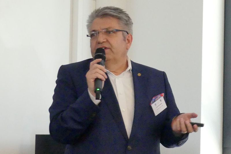 Uwe Gehrmann berichtete, wie gute Nachwuchsarbeit im Autohaus Wicke ganz praktisch funktioniert. (Büttner/»kfz-betrieb«)