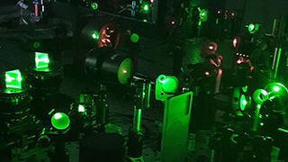 Mithilfe einer Ultrakurzzeit-Laserspektroskopie haben die Wissenschaftler vom Lehrstuhl für Physikalische Chemie I der FAU die Messungen durchgeführt. (Bild: FAU/ Christoph Schüßlbauer)