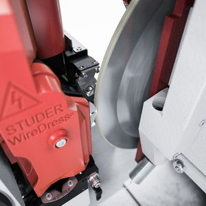 Studer setzt beim Schleifen der Zukunft auf die, wie es heißt, smart kombinierte Hybridtechnik Wiredress. Damit gelingt das Abrichten der Schleifscheibe per Erodieren sogar bei maximaler Drehzahl derselben. In der gleichen Aufspannung kann auch geschliffen werden.(Bild:  Fritz Studer)
