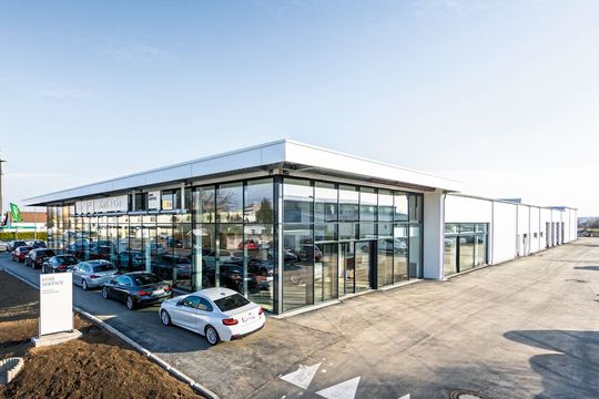Das Mehrmarkenautohaus Enders setzt bei Bauplanungen sowie dem laufenden Betrieb auf das Know-how der eigenen Mitarbeiter. Nachhaltiges Bauen ist in der Unternehmensgruppe oberstes Gebot. Das gilt auch für den 2018 eröffneten Betrieb in Rüsselsheim.(Bild:  Krah & Enders)