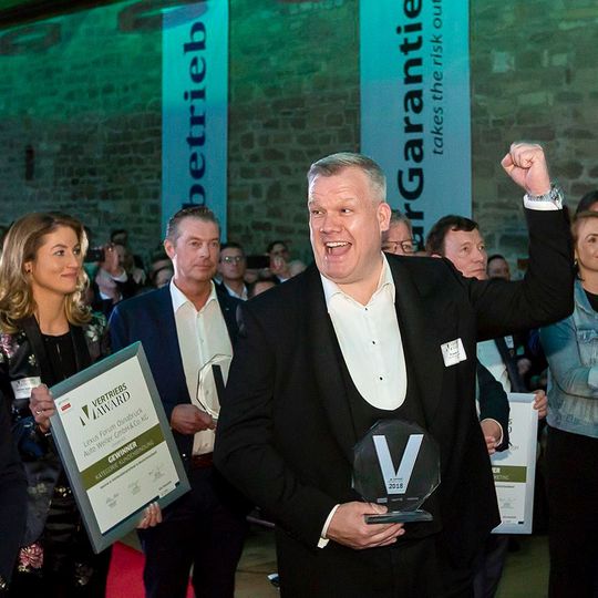 So sehen Sieger aus: Frank Weike, Geschäftsführer von Mercedes-Gruma, während der Verleihung des Vertriebs Awards 2018.(Bild:  Stefan Bausewein)