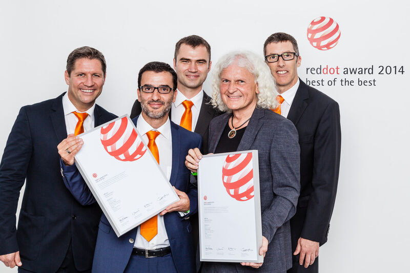 Freuten sich über den Designpreis für den LBR Iiwa (v.l.): Achim Heinze, Jordi Torres, Dieter Schaab, Mario Selic und Andre Reekers. (Bild: Kuka)
