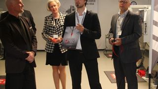 Von links: Markus Homburg von der pro.Di GmbH, Ulrike Zich, Bezirksvorsteherin Stuttgart-Weilimdorf, Bert Maes und Bernd Katzenmeier mit der Urkunde zur Eröffnung des 78. H-Tec. (Bild: Königsreuther)