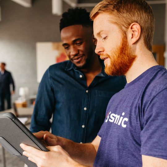 Die Plattform funktioniert wie ein Baukasten. Mitarbeiter können beispielsweise ihre Best Practices in Form von Videos hochladen. Die Plattform funktioniert wie ein Baukasten. Mitarbeiter können beispielsweise ihre Best Practices in Form von Videos hochladen.
