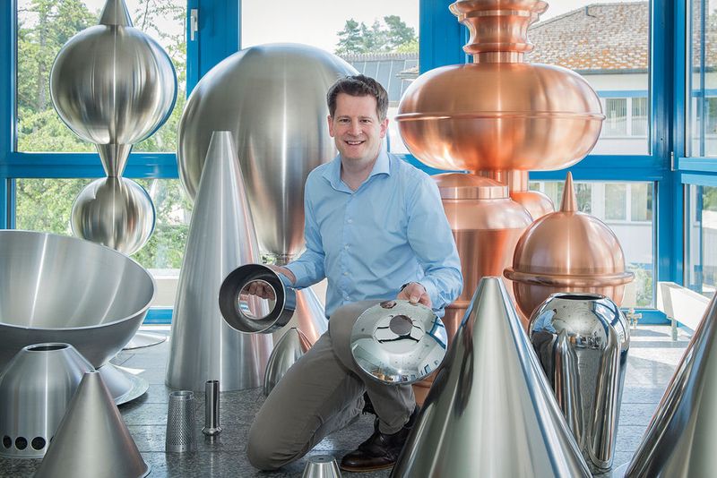 Stefan Heggli, Geschäftsführer der Heggli & Gubler AG: «Dank der Investitionen in neue Produktionsanlagen sind wir für anspruchsvolle Blechumformteile aus Hastelloy und Chromnickelstählen im Bereich der Luft- und Raumfahrt bis hin zur Chemie- und Prozessindustrie hervorragend gerüstet.» (Thomas Entzeroth)