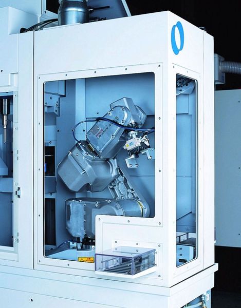 Bearbeitungszentrum J3 i mit Roboter für die Ein- und Ausbringung sowie das interne Handling der Werkstücke. Bild: Makino (Archiv: Vogel Business Media)