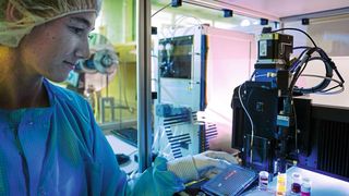 Laura von Lüders bei der Funktionalisierung des Biosensors  (Bild: Christian Siebold, UniBwM)