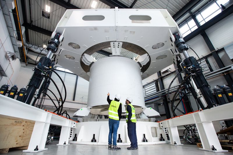 Letzter Check der sechs Hydraulikzylinder der Lasteinleitung. (Fraunhofer IWES)