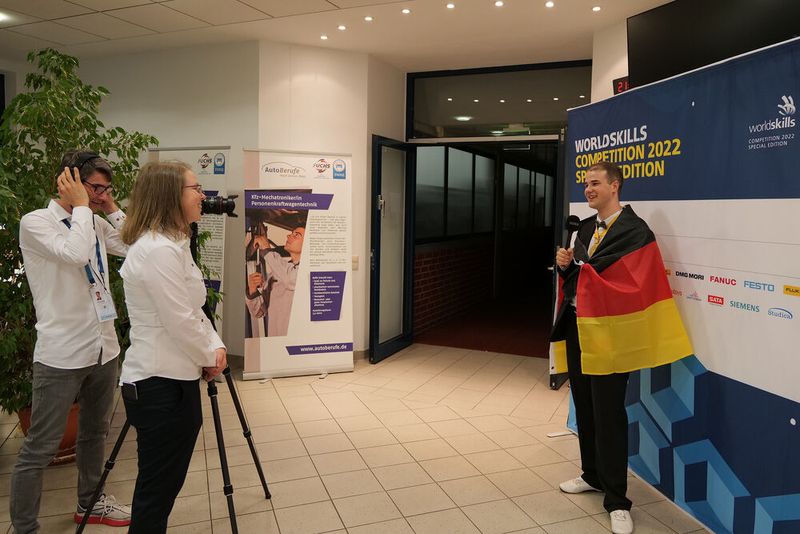 Wie bei frisch gekürten Weltmeistern üblich, ging es gleich nach der Siegerehrung für Stefan Mißbach zum ersten Interview. (Bild: Schmidt/autoFACHMANN)