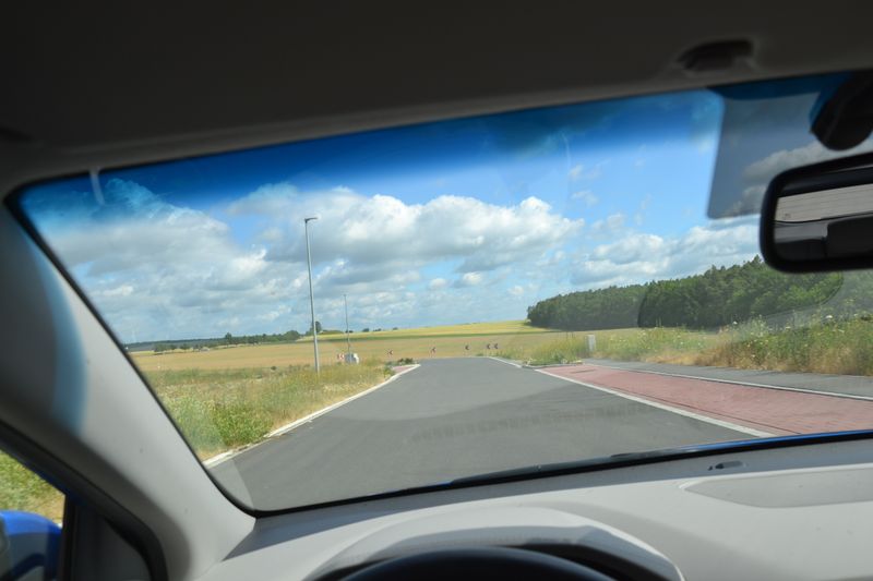 Der Hyundai Ioniq Hybrid beschleunigt laut Herstellerangaben innerhalb von 10,8 Sekunden aus dem Stand auf Tempo 100. Die Höchstgeschwindigkeit des 1.370 Kilogramm schweren Autos beträgt 185 km/h.  (Michel/»kfz-betrieb«)