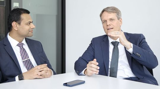 Thomas Wengi (re.), Sales Director der Agie Charmilles: «Ich würde sagen: Der Übergang von Hightech zu Magie ist bei Agie Charmilles fliessend.»(Bild:  Matthias Böhm)