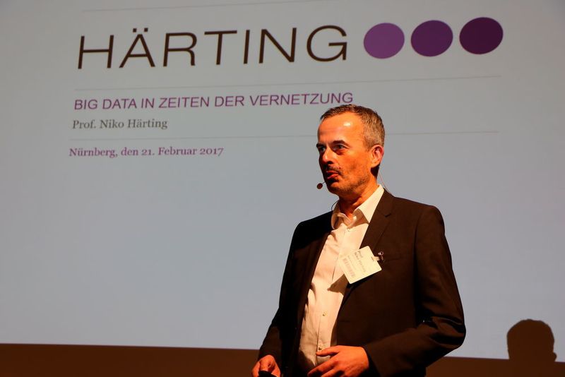 Spannende These von Prof. Niko Härting: Maschinendaten gibt es nicht, alle Daten haben eine Personenbezogenheit. Unternehmen sollten deshalb alle Daten wie personenbezogene Daten handhaben. (horn)