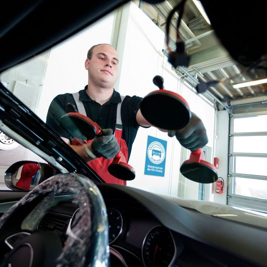 Defektes Autoglas zu wechseln, kann sich für die Kfz-Meisterbetriebe durchaus lohnen.(Bild:  Promotor/Volz)