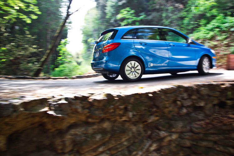 In der Fahrzeugmitte steckt der durch einen massiven Rahmen geschützte Akku. (Foto: Mercedes-Benz)