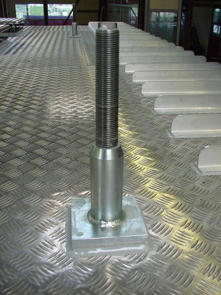 Hochsicherheits-Bauteil: An vier von diesem Hochsicherheits-Gewindebolzen aus «gehätscheltem» Stahl und gerolltem Gewinde hängt die Großkabine. (Archiv: Vogel Business Media)