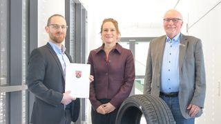 Bescheidübergabe Projekt Sumera: Katharina Heil, Ministerialdirektorin im Ministerium für Wissenschaft und Gesundheit Rheinland-Pfalz, überreichte den Förderbescheid am Fraunhofer ITWM an Dr.-Ing. Stefan Thielen (links) und Dr. Klaus Dreßler (rechts). (Bild: Fraunhofer ITWM)