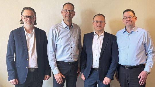 Haben die Übernahme von vier Cupra-Seat-Standorten vereinbart: (v.l.) Roman Fehling und Alexander Pflaum, beide Geschäftsführer der Motor-Nützel Vertriebs-GmbH, sowie Marko Schneider, Geschäftsführer Schneider Gruppe, und Steffen Rump, ebenfalls Geschäftsführer von Motor Nützel.(Bild:  Motor Nützel)