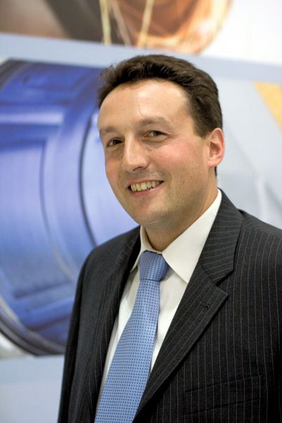 Prof. Dr.-Ing. Dominic Deutges, externer Monforts-Berater: „Der Werkzeugwechsel von einem Zerspanungs- auf ein Laserwerkzeug und umgekehrt dauert nur so lange, wie der Revolver zum Schwenken braucht.“ (Bild: Presseagentur Pyper)