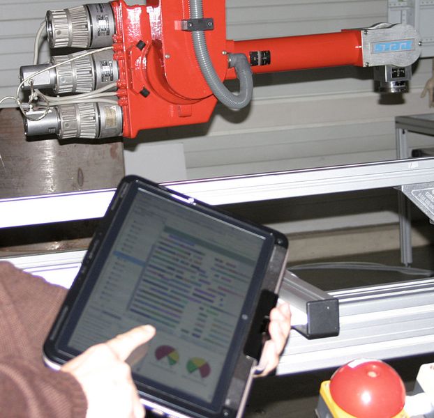 Bild 1: Mobile Endgeräte in der Produktion schaffen die Voraussetzung für eine neuartige Informations- repräsentation.  (Bild: Fraunhofer-IOSB)