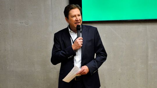 Jens Schulz führt künftig den Ora-Importeur O! Automobile.(Bild:  Wehner/Vogel Communications Group)