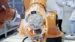 Ohne Leitung geht es auch: Hier druckt der Roboter eine Signalleiterbahn zur Ansteuerung von LEDs auf ein Blechteil. (Fraunhofer IWU)