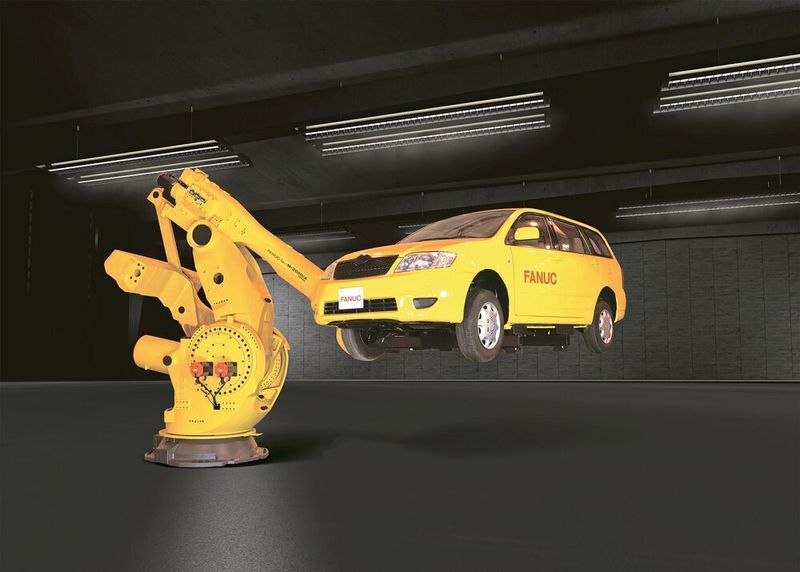 Ein M-2000iA/1700 weist in einer unübersehbaren Automobilapplikation den Weg vom Halleneingang zum Stand von Fanuc.  (Fanuc)