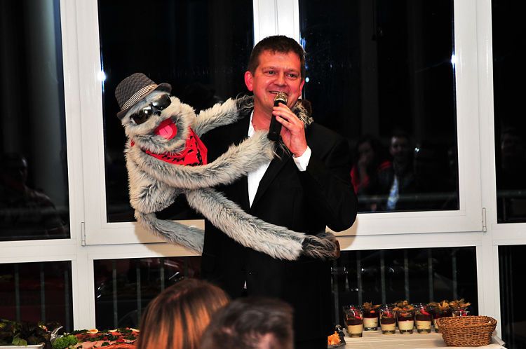 Für eine gute Unterhaltung auf der Feier nach der Siegerehrung sorgte Bauchredner Mike Maverick mit seinem Gaststar Mr. George. (Foto: Schmidt)