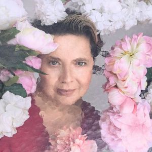 Schauspiel-Kollegin Isabella Rosselini bevorzugt das Thema Erde, ausgedrückt durch Blumen.(Bild:  © Pirelli Calendar 2026 by Sølve Sundsbø)