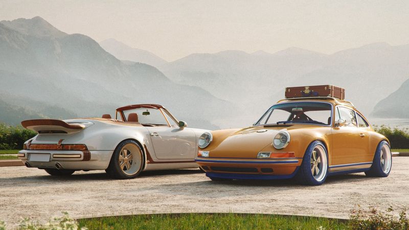 Louis Vuitton hat zwei Porsche-911-Umbauten von Singer einen edleren Touch verpasst.(Bild:  Singer)