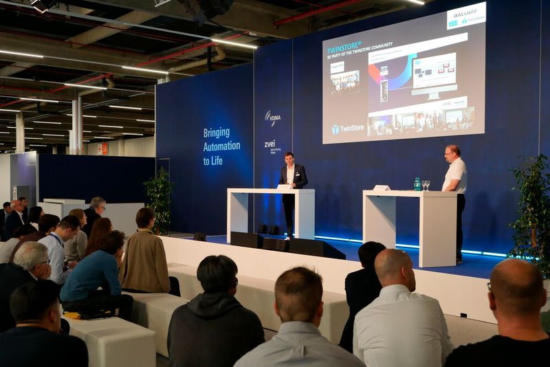 Auf der Technology Stage veranstalteten VDMA und ZVEI Podiumsdiskussionen, Produktpräsentationen oder Keynotes über aktuelle Themen aus der Automatisierungsbranche. Das Angebot kam bei den Besuchern der SPS gut an.  (Bild: Sandro Kipar/VCG)