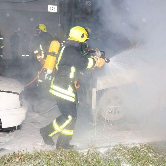 Die Werkfeuerwehr des Chemieparks Gendorf bereitet sich mit regelmäßigen Übungen auf den Ernstfall eines Batteriebrandes vor. Die Werkfeuerwehr des Chemieparks Gendorf bereitet sich mit regelmäßigen Übungen auf den Ernstfall eines Batteriebrandes vor.